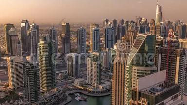 迪拜码头摩天大楼和朱美拉湖塔日出观从最高空中时间在阿拉伯联合酋长国
